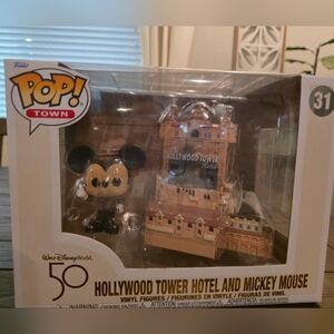 Funko Pop! Town Hollywood Tower Hotel and Mickey Mouse - Black and Tan